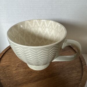 Signature Housewares Footed Stoneware 14 oz Mug Gray Lines on White Pattern